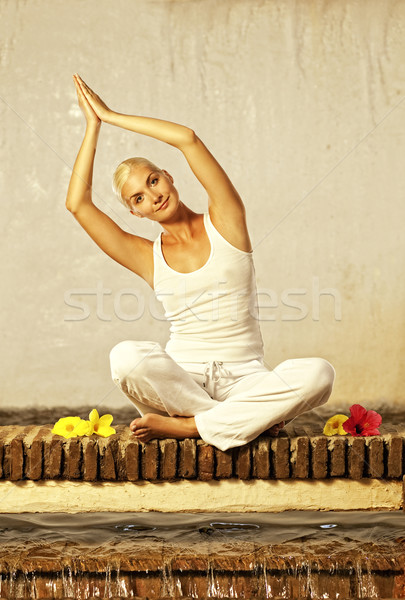 Foto stock: Hermosa · yoga · ejercicio · mujer · flores
