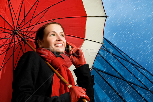 Piękna brunetka czerwony parasol mówić telefonu Zdjęcia stock © Nejron