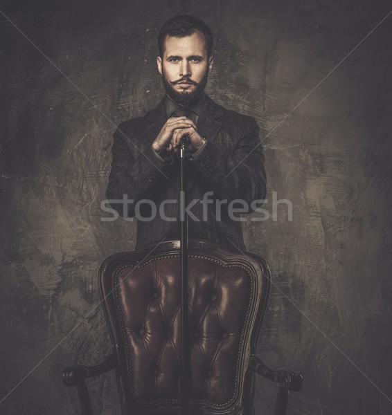 Guapo hombre palo pie cuero silla Foto stock © Nejron