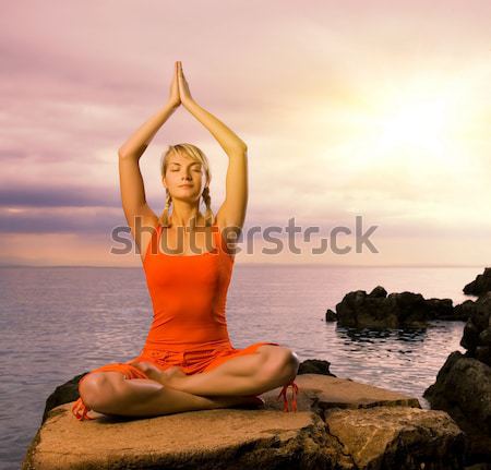 年輕女子 瑜伽 海灘 天空 太陽 商業照片 © Nejron