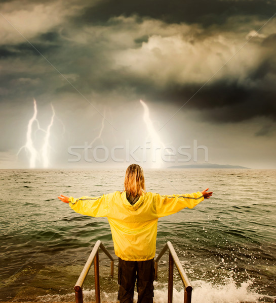 Foto d'archivio: Coraggiosi · donna · saluto · stormy · Ocean · spiaggia