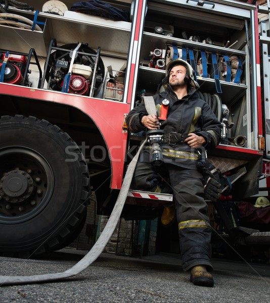 Foto stock: Bombeiro · caminhão · equipamento · água · ombro · edifício