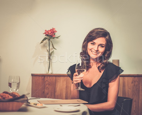 Stockfoto: Mooie · jonge · dame · alleen · restaurant · vrouw