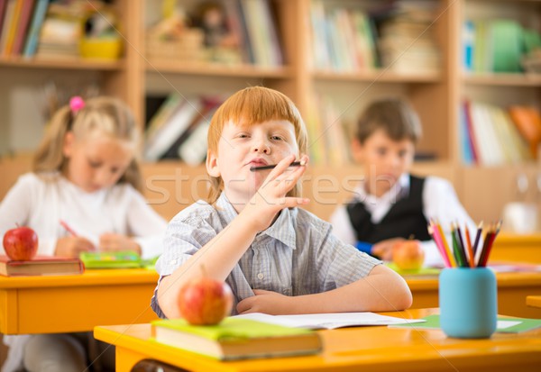 Zdjęcia stock: Mały · uczeń · za · szkoły · biurko