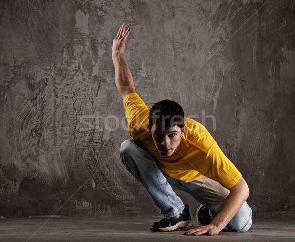 ストックフォト: 若い男 · ダンス · グランジ · 壁 · ダンス · モデル