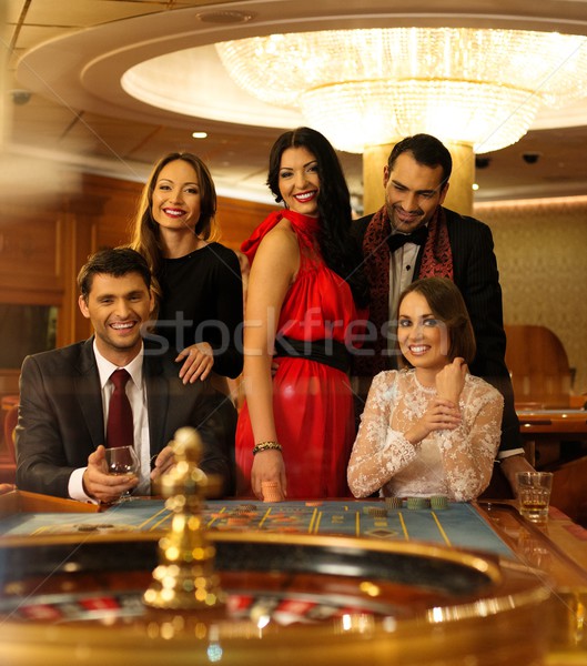 Grupo jóvenes detrás ruleta mesa casino Foto stock © Nejron