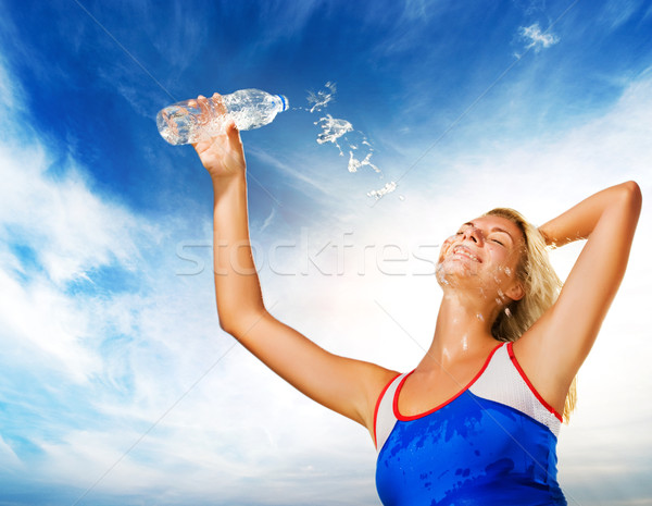 Сток-фото: питьевая · вода · фитнес · осуществлять · девушки · облака