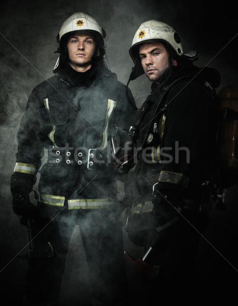 Deux pompiers fumée travaux costume travail Photo stock © Nejron