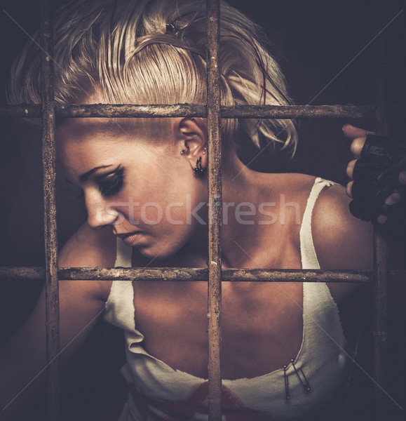 Adolescent fată in spatele bare stâncă Imagine de stoc © Nejron