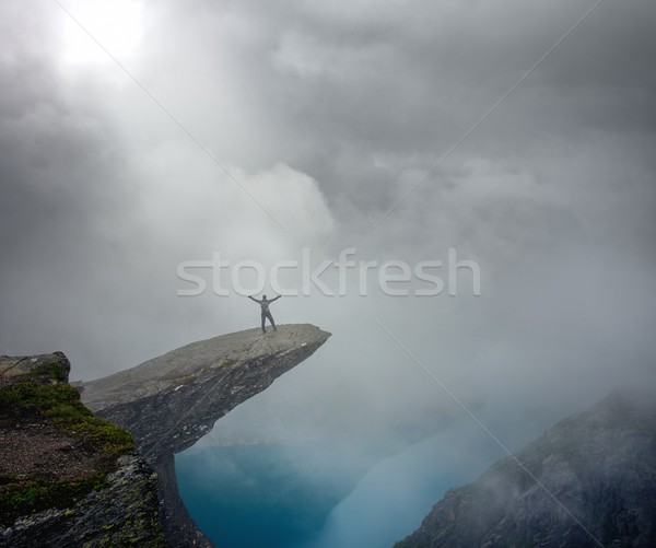 Excursionist arme larg deschide natură stâncă Imagine de stoc © Nejron