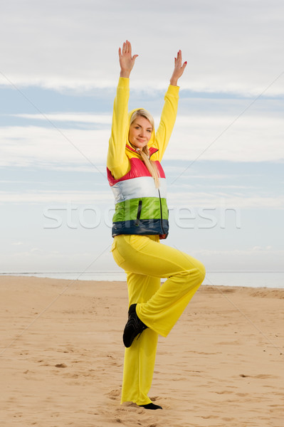 Gyönyörű fiatal nő fitnessz testmozgás tengerpart test Stock fotó © Nejron