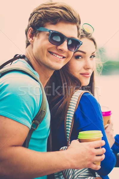 Foto stock: Pareja · turistas · mapa · las · tazas · de · café · río · ciudad