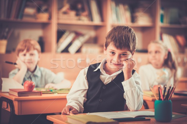 Weinig schooljongen vergadering achter school bureau Stockfoto © Nejron