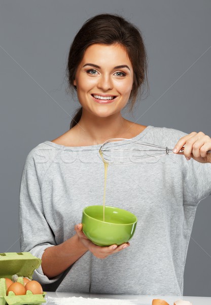 商业照片: 年轻女子 · 鸡蛋 · 微笑 ·家· 鸡蛋 · 厨房