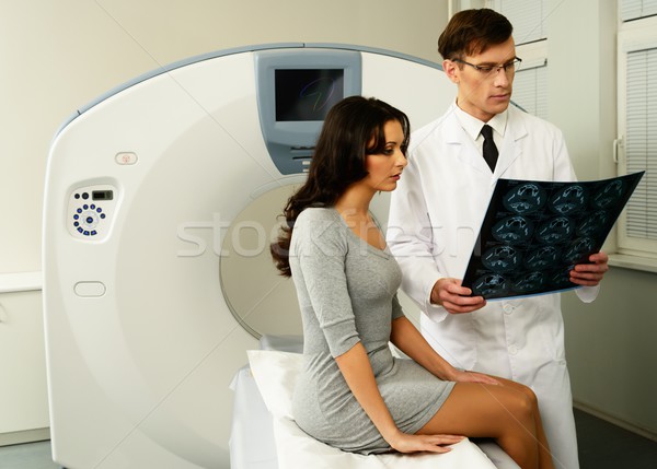 Arzt Patienten schauen Tomographie Ergebnisse Stock foto © Nejron