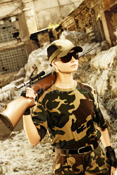 Mooie vrouw soldaat scherpschutter geweer mode sport Stockfoto © Nejron