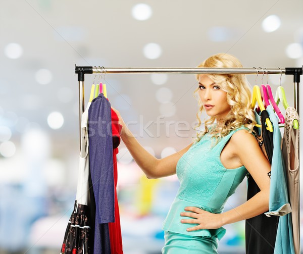 Lächelnd blond Frau Auswahl Kleiderständer Einkaufszentrum Stock foto © Nejron