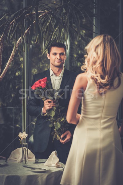 Knappe man bos rode rozen dating dame vrouw Stockfoto © Nejron