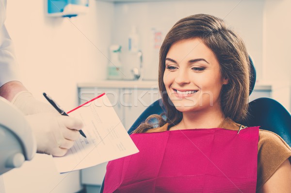 Tineri bruneta femeie frumos zâmbet dentist Imagine de stoc © Nejron