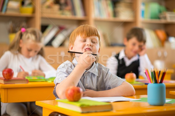 Zdjęcia stock: Mały · uczeń · za · szkoły · biurko