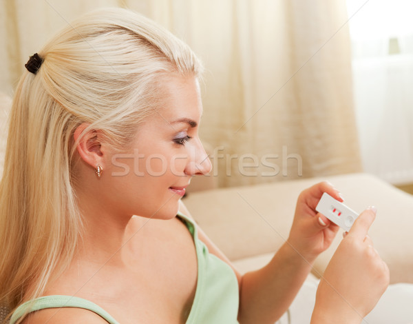 Szczęśliwy młoda kobieta pozytywny test ciążowy kobieta Zdjęcia stock © Nejron