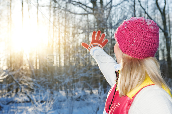 Jonge vrouw vaarwel winter bos zonsondergang Stockfoto © Nejron