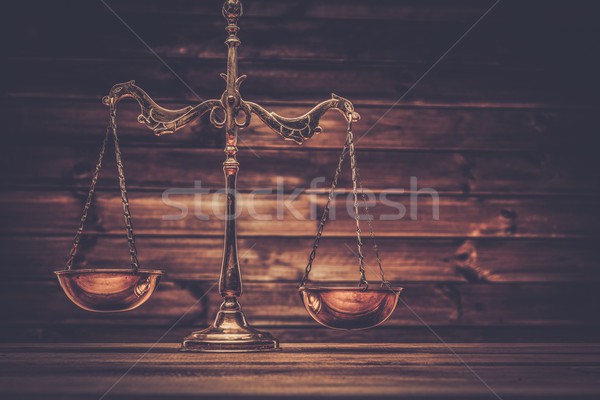Sárgaréz mérleg fából készült felirat törvény igazság Stock fotó © Nejron
