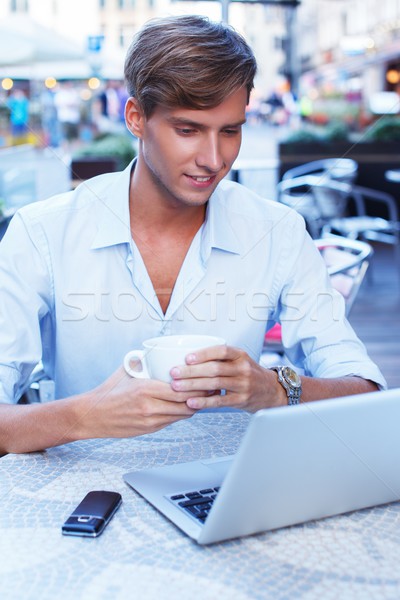 [[stock_photo]]: élégant · jeune · homme · portable · tasse · été · café