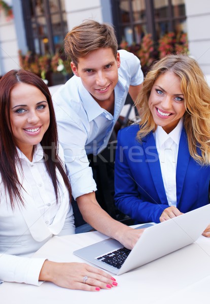 Stockfoto: Jongeren · laptop · bespreken · iets · zomer · cafe