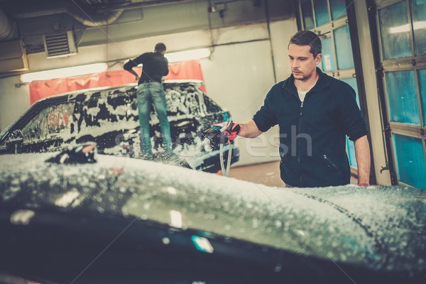 Man werknemer wassen luxe auto car wash Stockfoto © Nejron