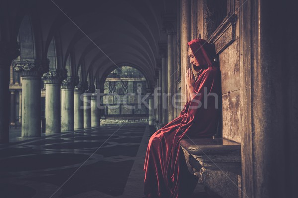 Frau rot Mantel beten allein Mädchen Stock foto © Nejron