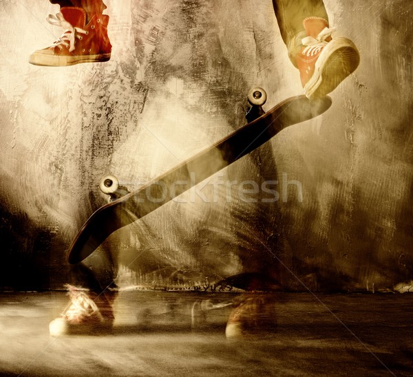 Skateboard truco movimiento pared piernas jeans Foto stock © Nejron
