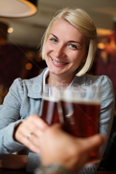 Stock foto: Bier · Toasten · Veröffentlichung · Frau · Hand