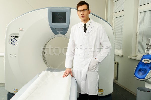 Genç doktor ayakta tomografi tarayıcı hastane Stok fotoğraf © Nejron
