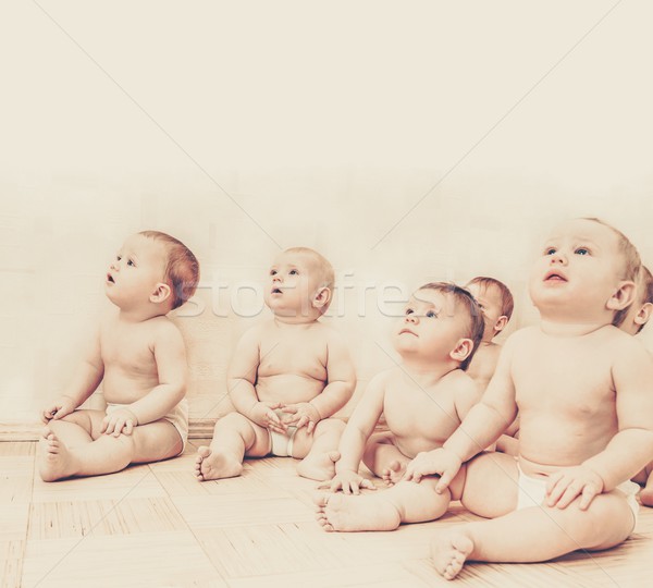 Grup adorabil copii mici uita fericit Imagine de stoc © Nejron
