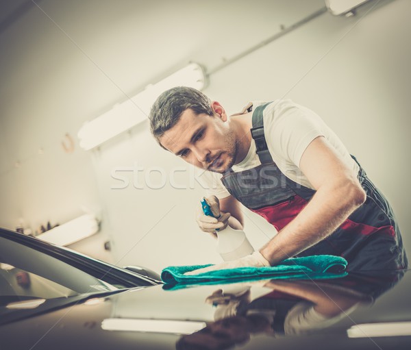 Trabajador lavado de coches limpieza coche aerosol cuerpo Foto stock © Nejron