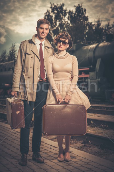 Foto stock: Hermosa · vintage · estilo · Pareja · maletas · estación · de · ferrocarril