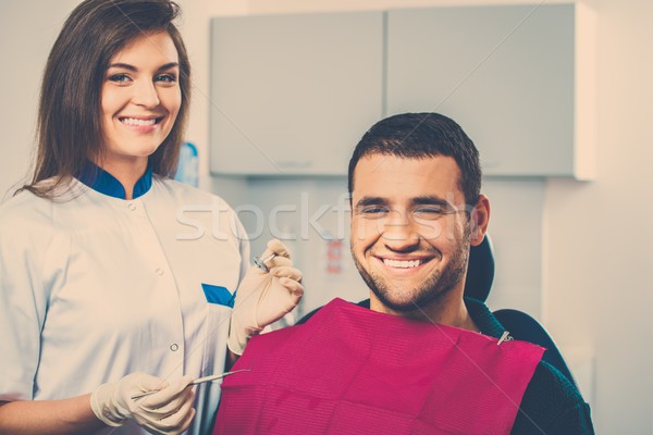 Foto stock: Feliz · masculina · paciente · sonriendo · femenino · dentista