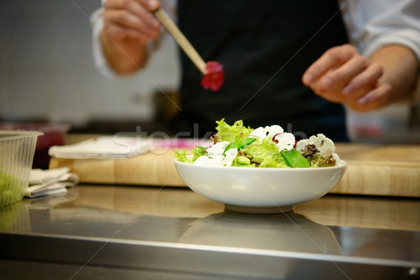 Sef găti salată alimente muncă metal Imagine de stoc © Nejron