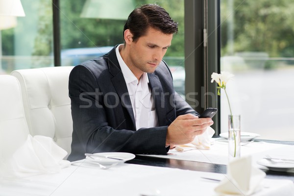 [[stock_photo]]: Bel · homme · téléphone · portable · restaurant · affaires · alimentaire · homme