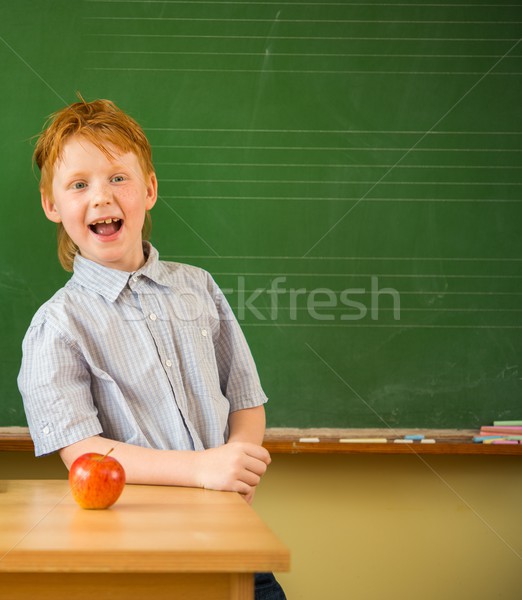 Pequeño funny colegial pizarra manzana Foto stock © Nejron