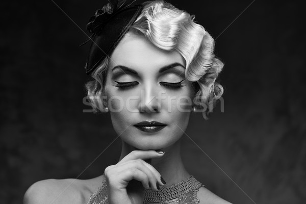 Monocrom portret elegant retro femeie Imagine de stoc © Nejron