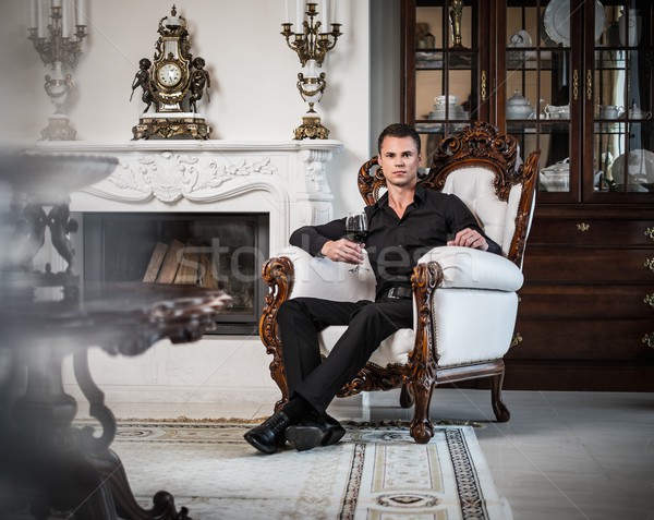 Gut aussehend Mann Sitzung Rotwein Luxus Stock foto © Nejron