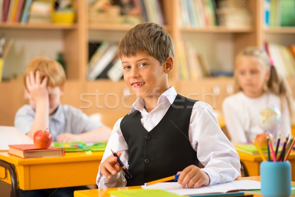 Stock foto: Wenig · Schüler · Sitzung · hinter · Schule · Schreibtisch