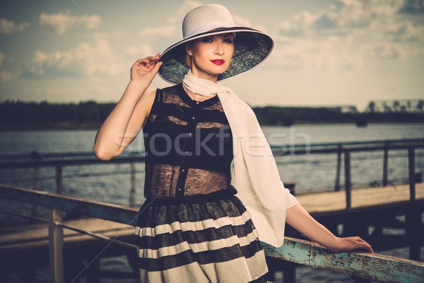 [[stock_photo]]: Femme · blanche · chapeau · écharpe · permanent · vieux