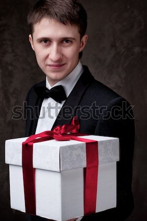 Fiatalember rejtőzködik ajándék doboz mögött hát mosoly Stock fotó © Nejron
