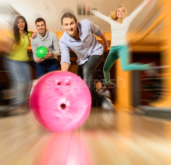 [[stock_photo]]: Groupe · quatre · jeunes · souriant · personnes · jouer