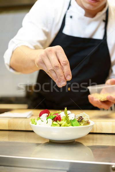 Jefe cocinar ensalada alimentos trabajo metal Foto stock © Nejron