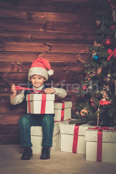 Pequeno menino caixa de presente árvore de natal casa interior Foto stock © Nejron