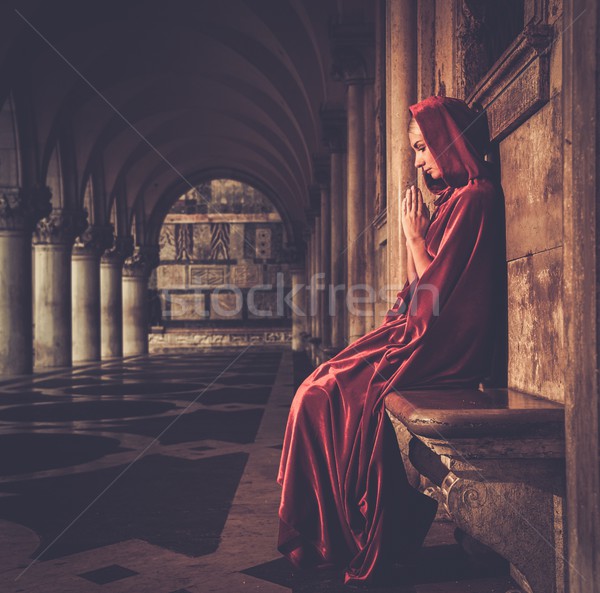 Femeie roşu rugăciune singur fată Imagine de stoc © Nejron